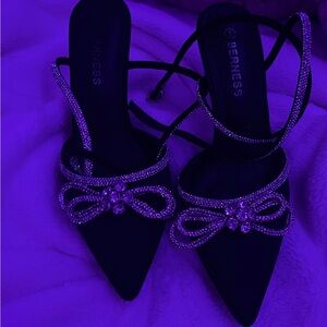 Hiii☺️, I’m selling new princess heels size US 8W!
